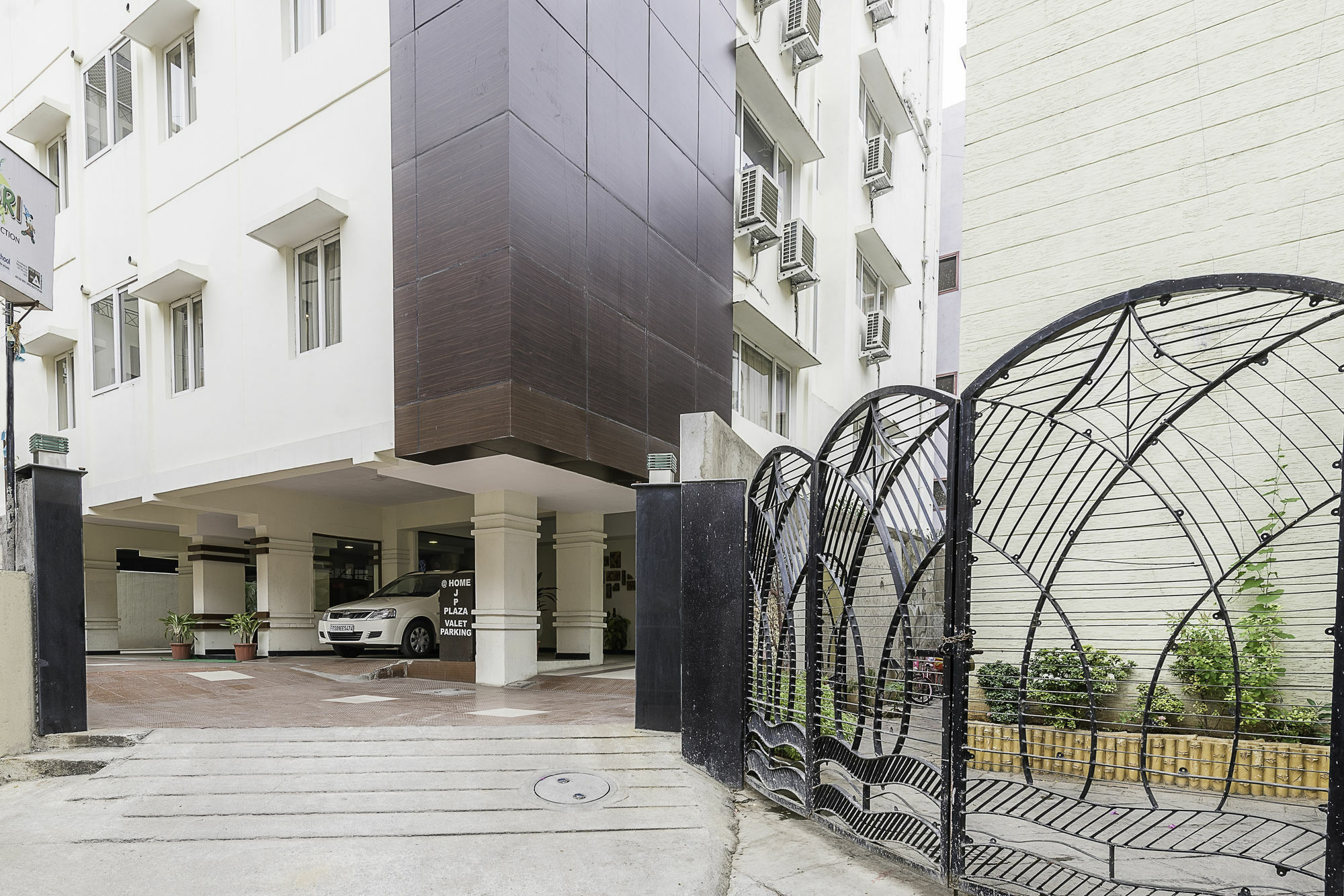 Treebo Trend Hotel Jp Plaza Nampally Hyderabad Exterior photo