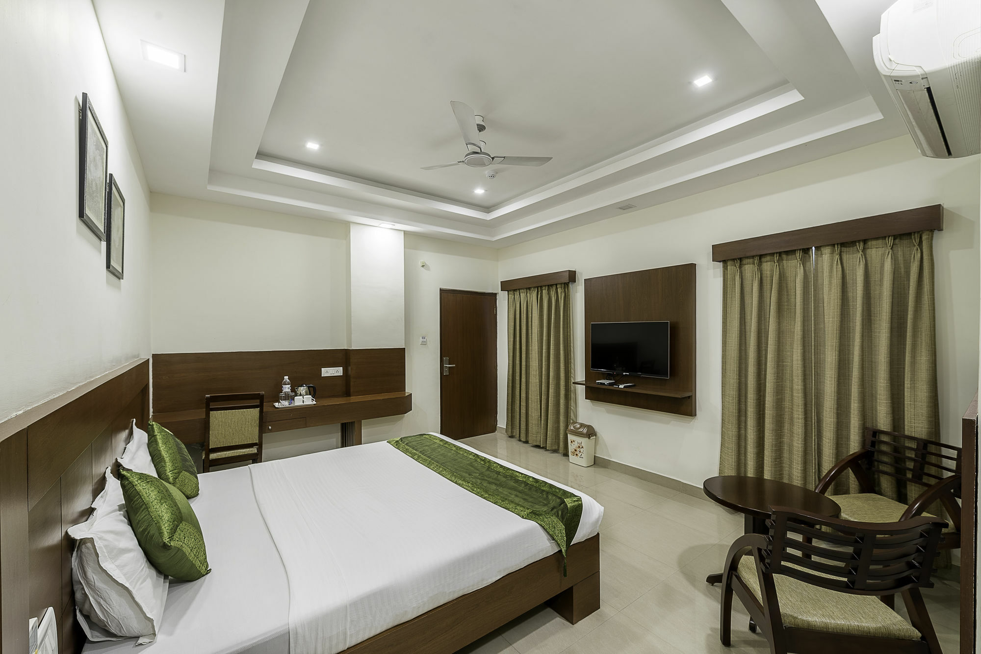 Treebo Trend Hotel Jp Plaza Nampally Hyderabad Exterior photo