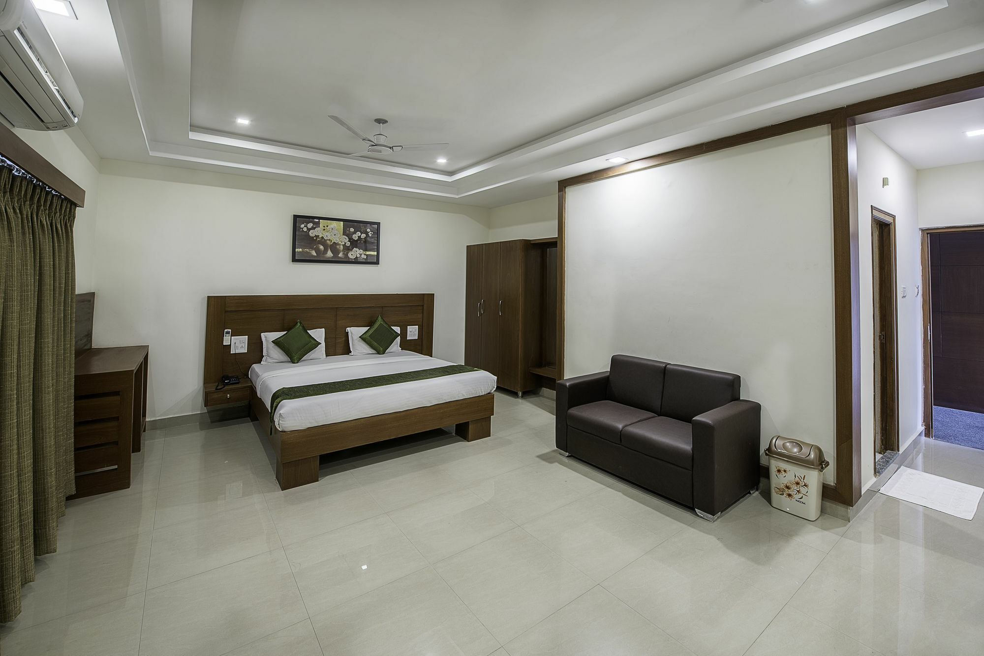 Treebo Trend Hotel Jp Plaza Nampally Hyderabad Exterior photo